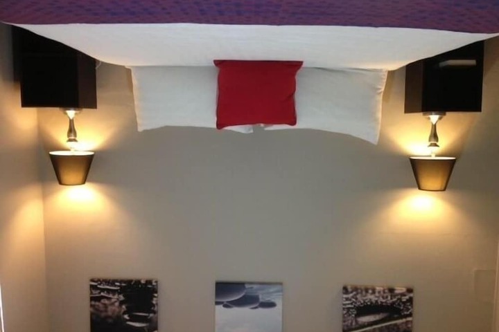 Room 8 of 33