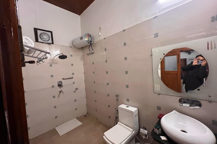 Room 6 of 13