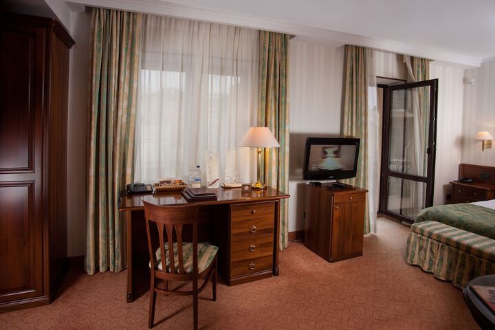 Room 83 of 177