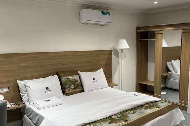 Room 7 of 18
