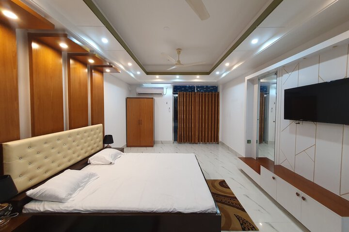 Room 3 of 8
