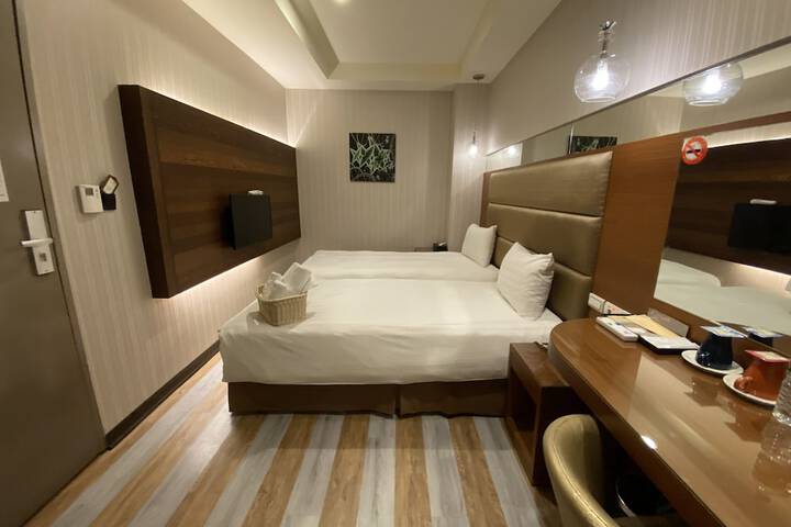 Room 21 of 38