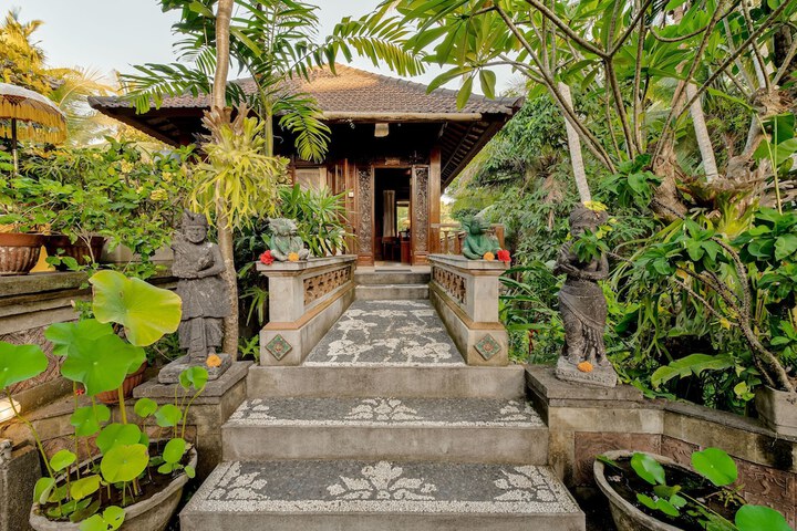 Hotel Exterior 117 of 123