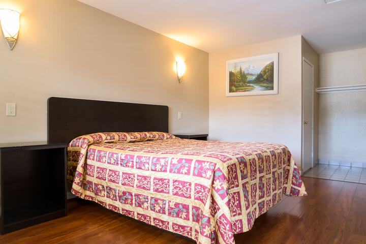 1 Queen Bed (17 of 18)
