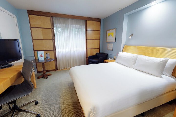 Room 44 of 100