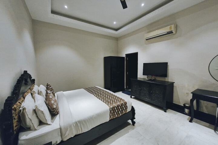 Room 6 of 30