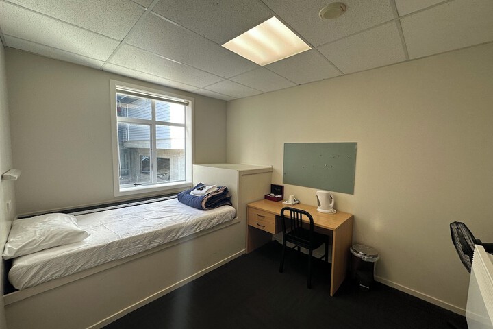 Room 27 of 106