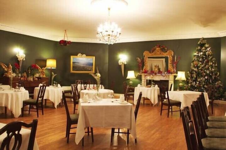 Dining 8 of 18