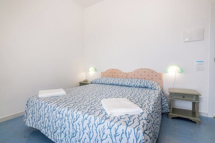Room 4 of 108