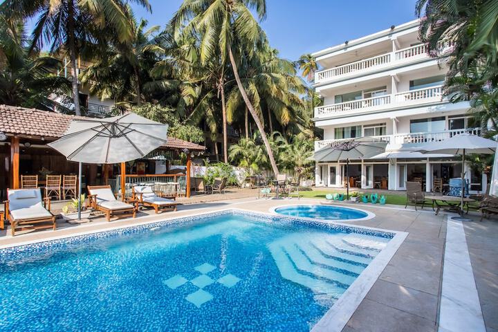 Hotel with Pool