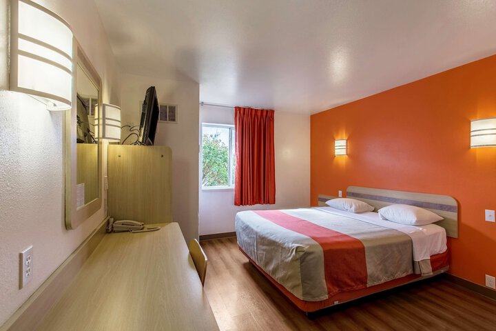 Room 6 of 34