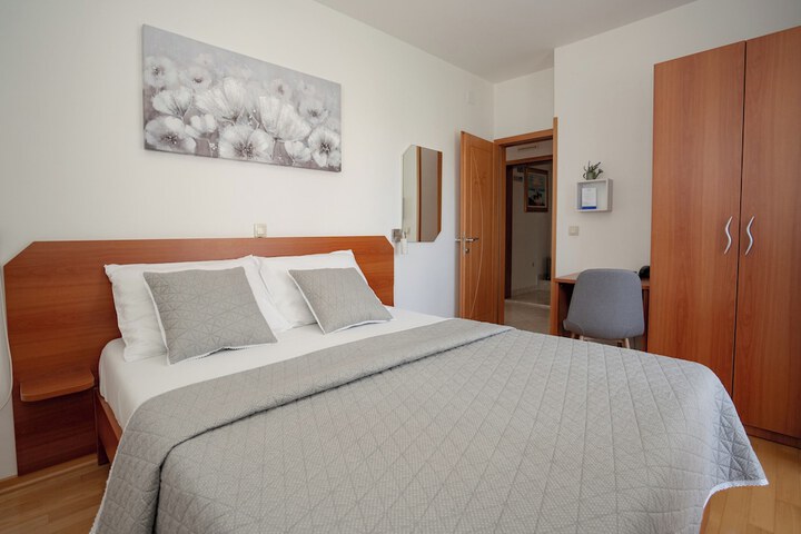 Room 3 of 53