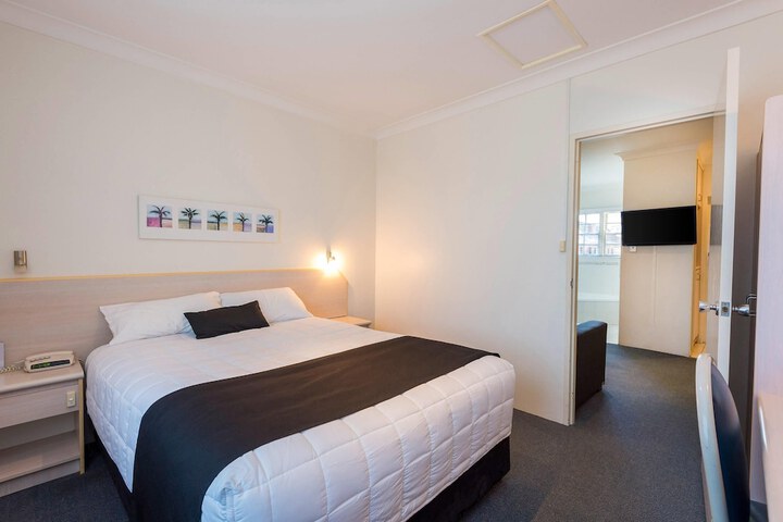 Room 13 of 98
