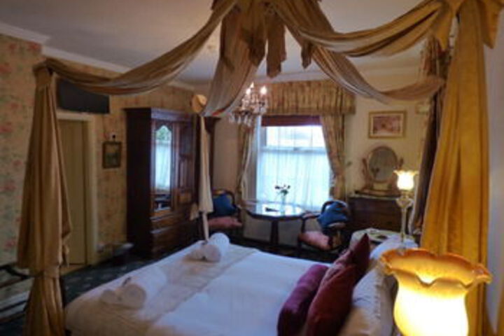 Room 13 of 20