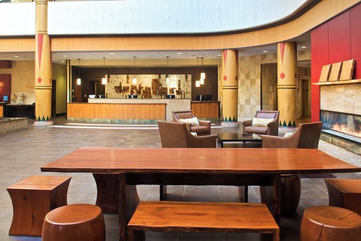 Lobby lounge