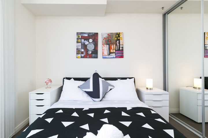 Room 4 of 16
