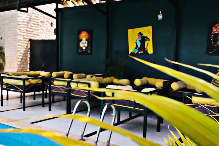 Lounge 66 of 68