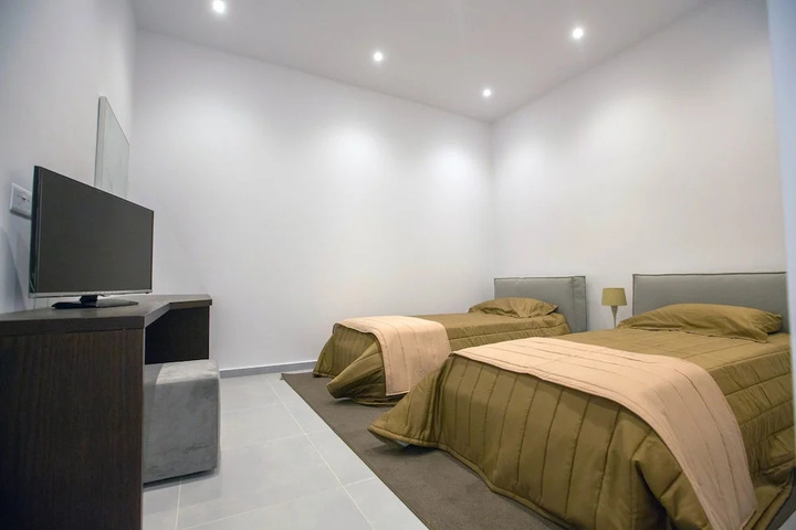 Room 4 of 25