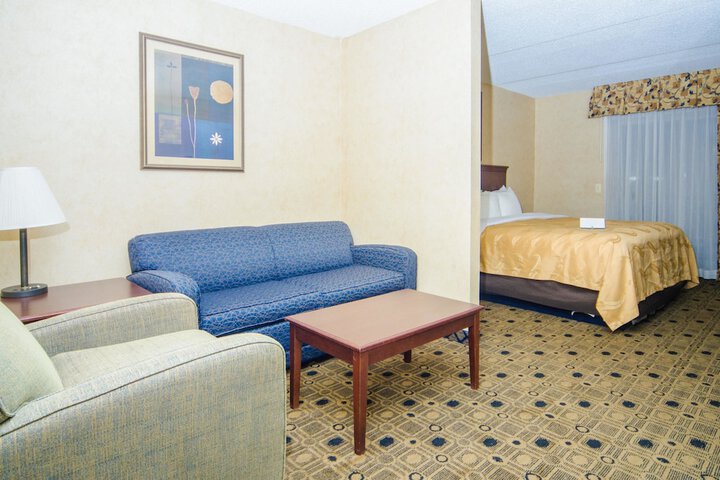 1 King Bed (3 of 18)