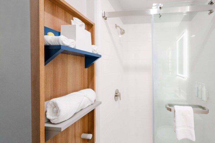 1 King Bed Hearing Accessible Suite (4 of 11)