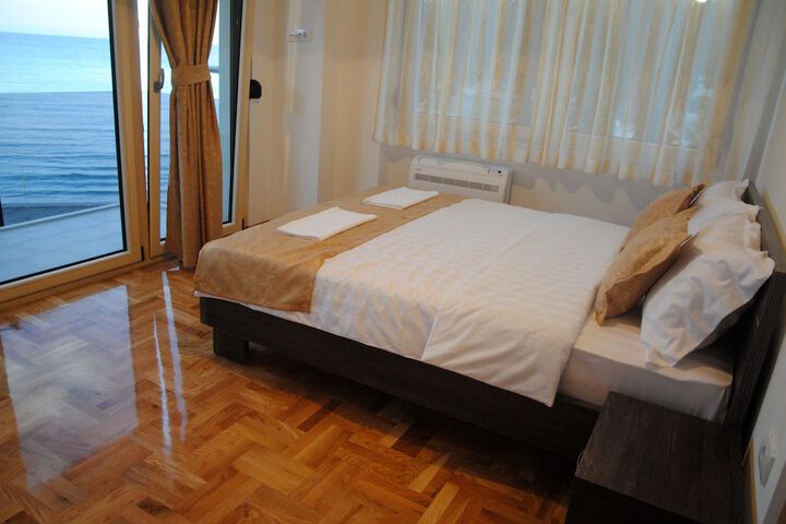 Room 11 of 80