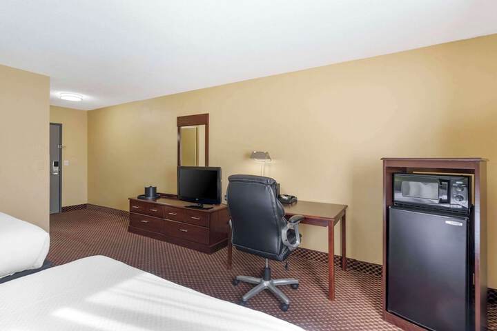 2 Queen Beds (11 of 12)