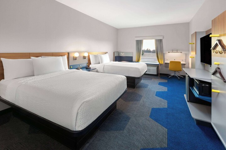 2 Queen Beds (2 of 7)