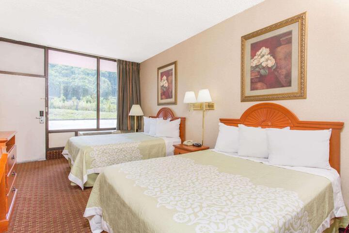 2 Queen Beds (3 of 13)