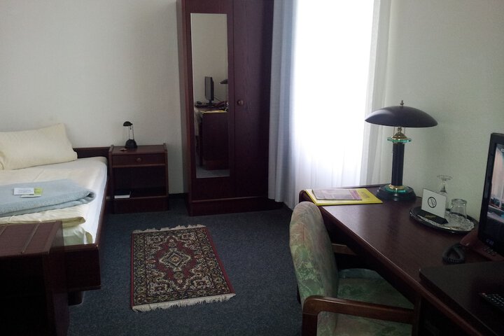 Room 2 of 145