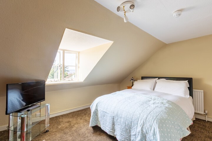 Room 2 of 35