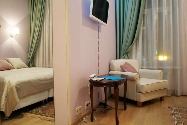 Room 8 of 48