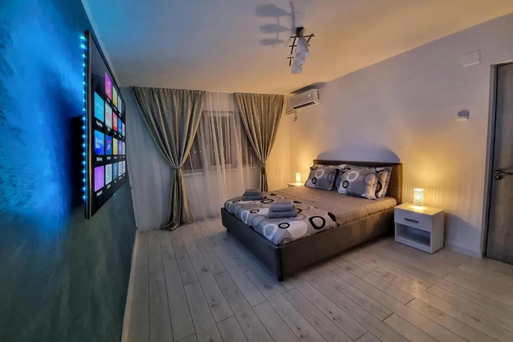 Room 2 of 10