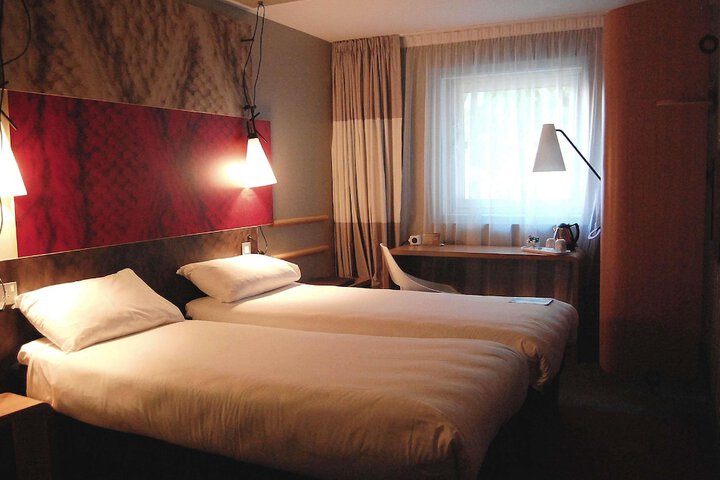 Room 40 of 77