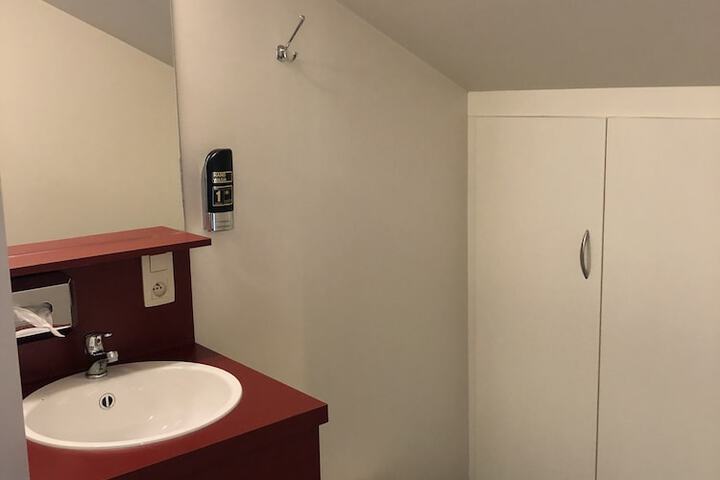 Room 32 of 44