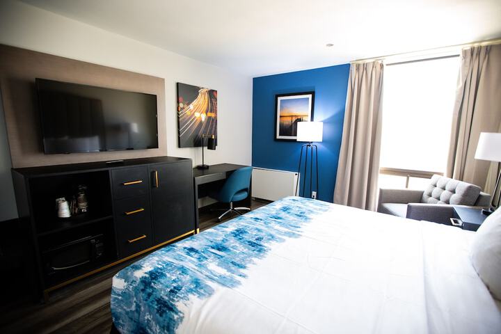1 King Bed (6 of 22)