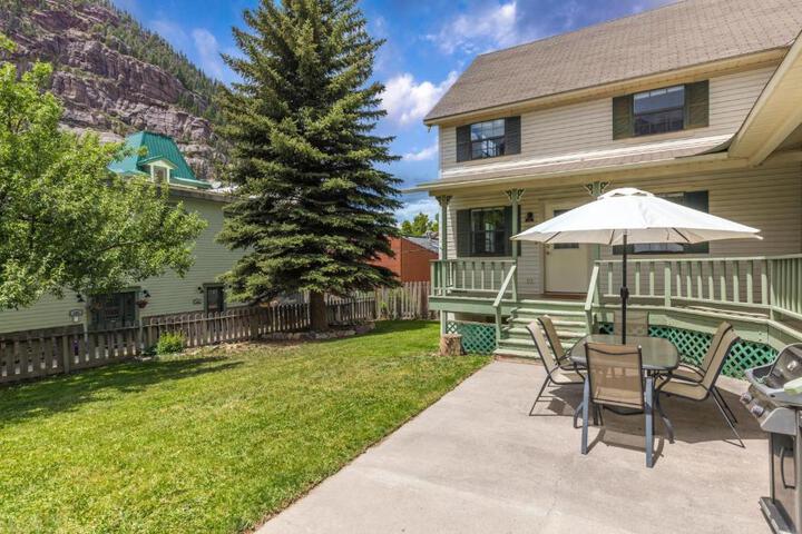 Photo of 320 8th Avenue
