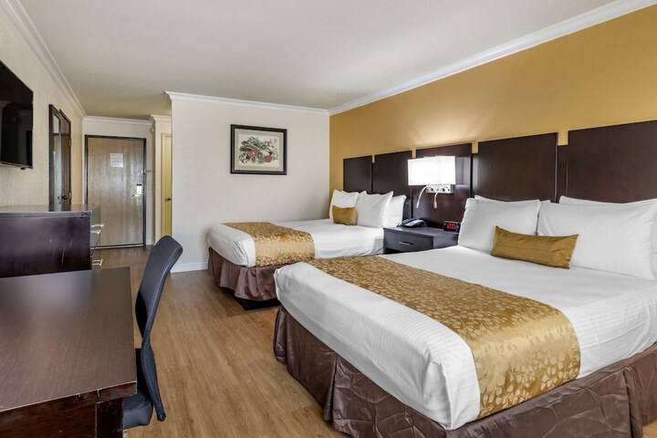 2 Queen Beds Refrigerator High Speed Internet Accessible Coffee Maker, Hairdryer Iron and Iro (2 of 6)