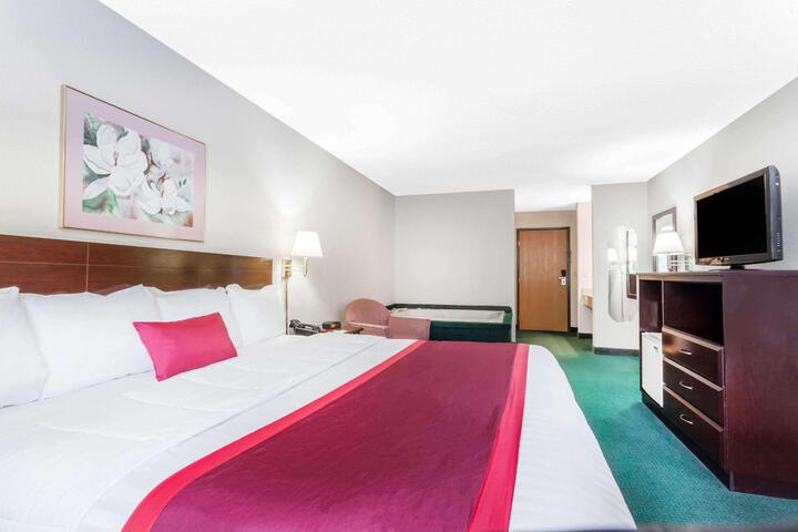 1 King Bed (3 of 6)