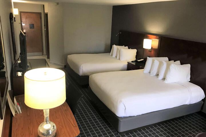 2 Queen Beds (6 of 9)