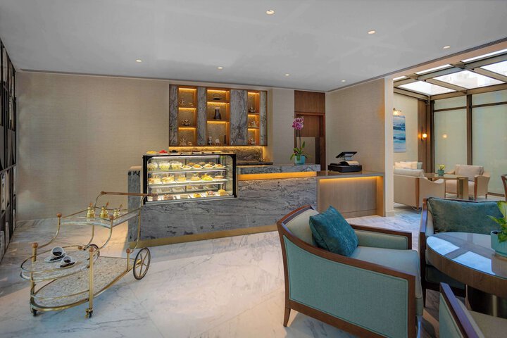 Lounge 166 of 231