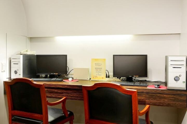 Business Center 77 of 81