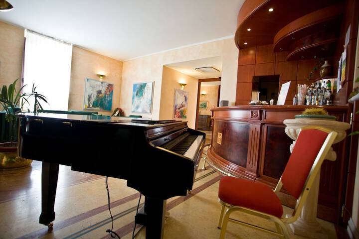 Lounge 68 of 79