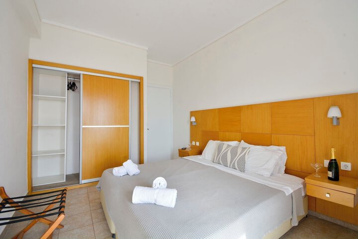 Room 7 of 18