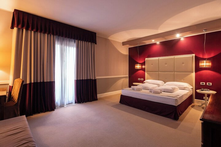 Room 4 of 32