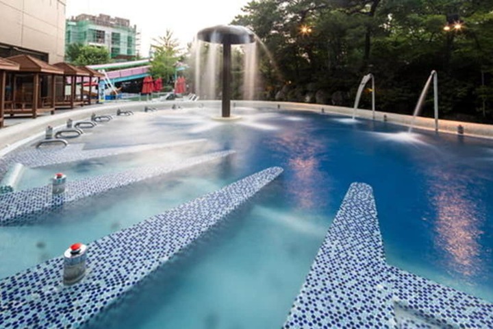 Hotel with Pool