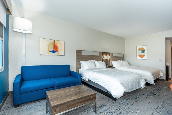 2 Queen Beds (7 of 15)