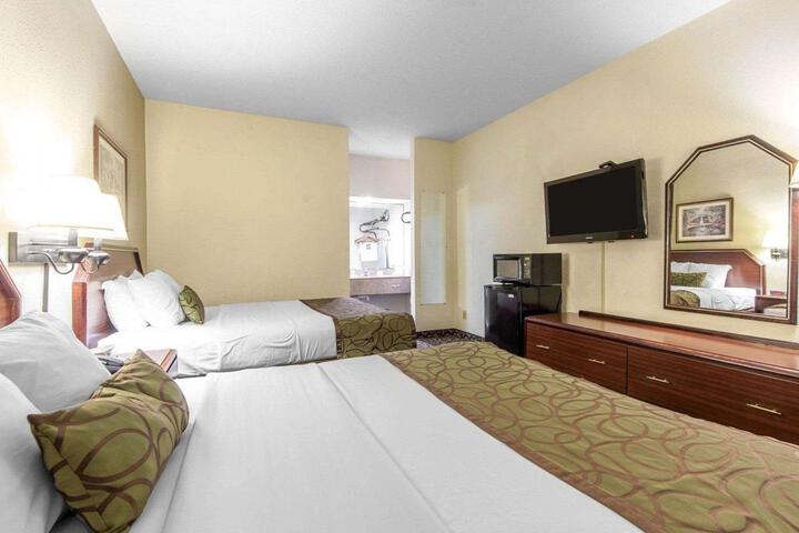 2 Queen Beds (4 of 12)