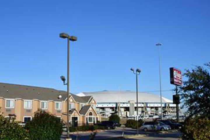 Exterior of Budget Inn and Suites Texas Stadium
