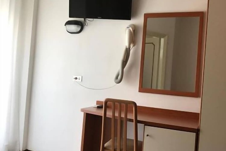 Room 11 of 27