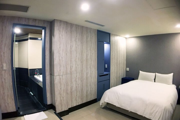 Room 9 of 31